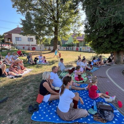Zahradní setkání dětí, rodičů a prarodičů s djembe bubnováním
